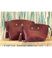 Personalized leather makeup bag – an elegant gift with an initial