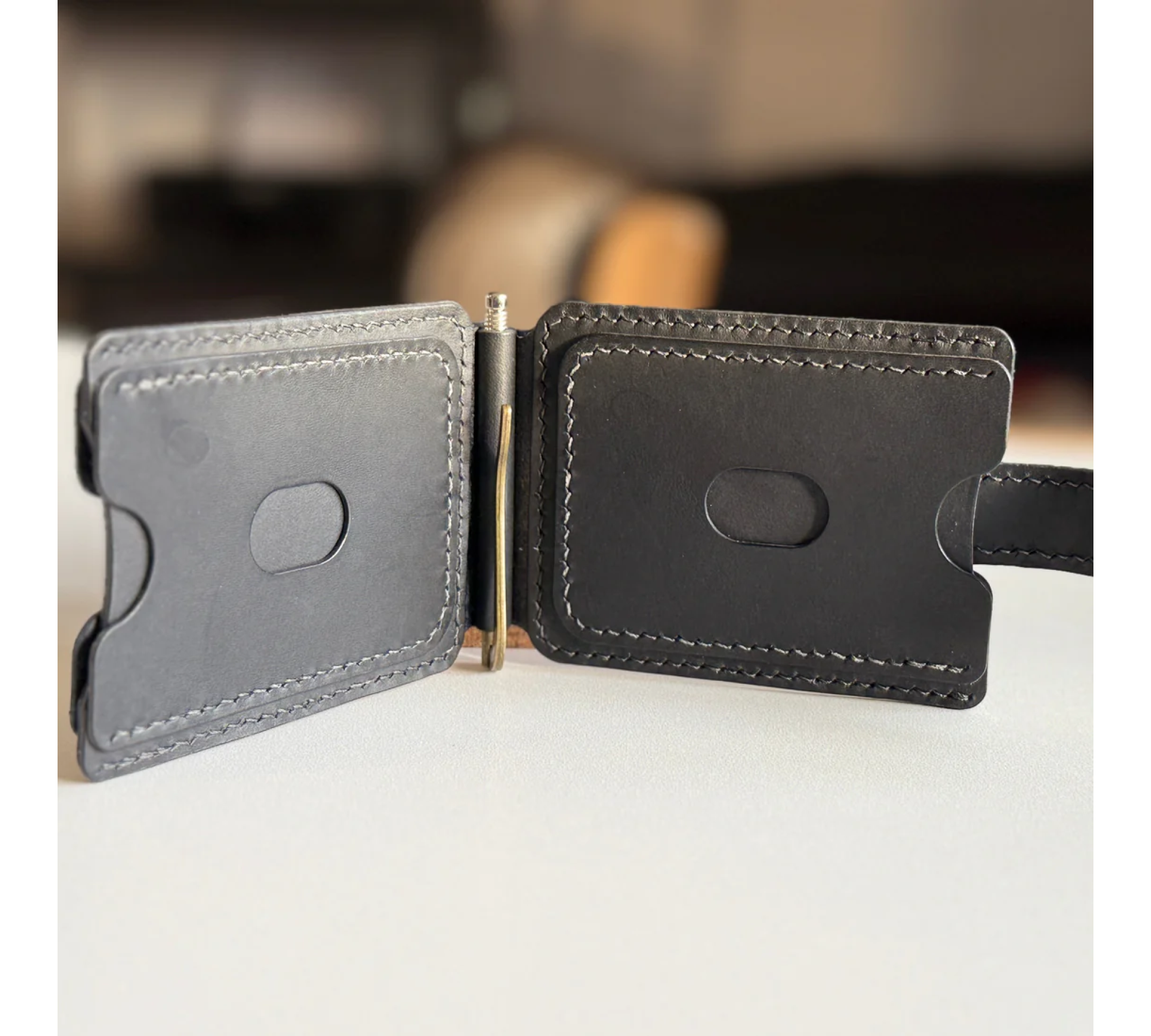 Minimalist Men's Leather Wallet with Magnetic Money Clip – Slim, Strong, Stylish